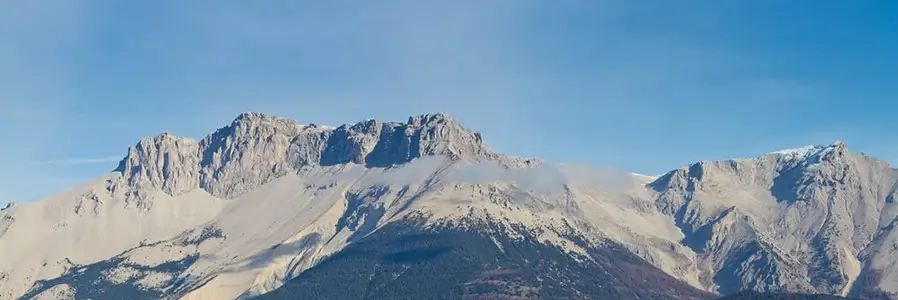 Vue sur les crêtes rocheuses du plateau de Bure