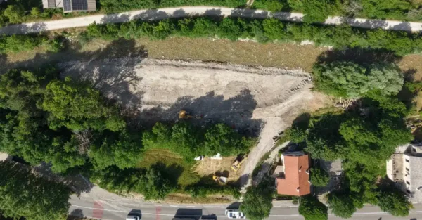 vue aérienne du chantier terminé : la route 1075 en bas de l'image, la berge du chantier au milieu puis le Buëch, la digue et les champs sur le haut de l'image